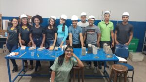 Read more about the article Acadêmicos do 7º período do Curso de Engenharia Civil participam de aula prática sobre resistência do concreto