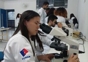Read more about the article Acadêmicos do Curso de Enfermagem realizam Aula Prática com Microscópio