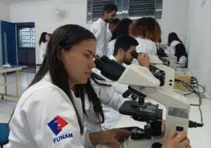 Leia mais sobre o artigo Acadêmicos do Curso de Enfermagem realizam Aula Prática com Microscópio