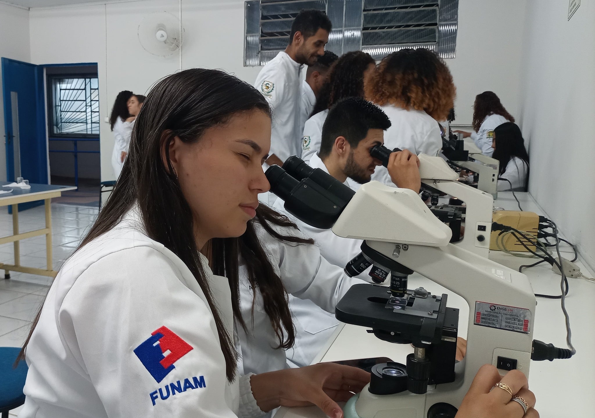 You are currently viewing Acadêmicos do Curso de Enfermagem realizam Aula Prática com Microscópio